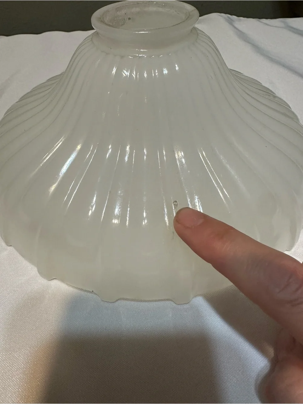 Vintage / antique milk glass/clam broth lampshade pendant light shade opalescent